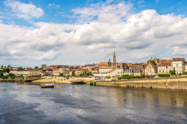 Fransa 'daki Dordogne nehrinin üzerindeki köprüden Bergerac kasabasına bakın.