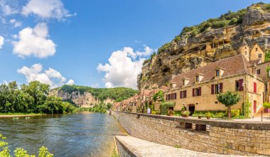 Fransa 'nın güneybatısındaki Dordogne bölgesinde La Riew' daki La Roque-Gageac köyündeki Malartrie Kalesi 'ne bakın..