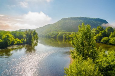 Fransa 'nın Castelnaud-la-Chapelle köyü yakınlarındaki Dordogne nehrine bakın.