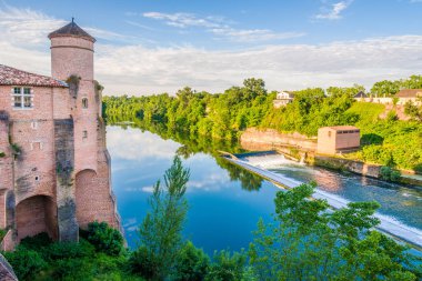 Gaillac, Fransa 'da Saint Michel Kilisesi' nin bulunduğu Tarn Nehri 'nin sabah manzarası.