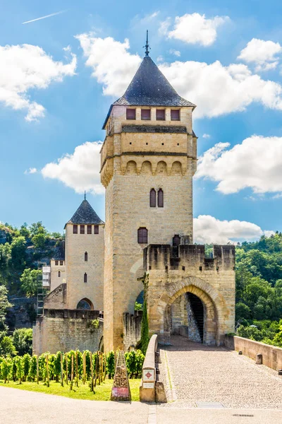 CAHORS, FRANCE - 25 Haziran 2021 - Cahors 'daki Valentre Köprüsü' nün manzarası. Cahors Güney Fransa 'nın batı kesiminde bir komün..