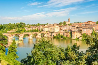 Tarn nehri üzerinde eski köprüsü olan Albi kasabasına bakın.