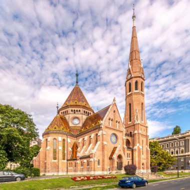 BUDAPEST, HUNGARY - 18 Ağustos 2021 - Budapeşte sokaklarındaki Reform Kilisesi manzarası. Budapeşte Macaristan 'ın başkentidir..