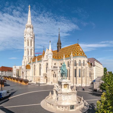 BUDAPEST, HUNGARY - 18 Ağustos 2021 - Budapeşte 'de Aziz Stephen heykeli ile Matthias Kilisesi' nde manzara. Budapeşte Macaristan 'ın başkentidir..