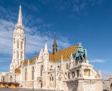 Budapeşte 'deki Balıkçı Kaleleri' nde Kral Aziz Stephen heykeliyle Matthias Kilisesi 'ne bakın.