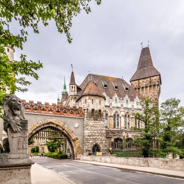 Budapest Hungría Agosto 2021 Vista Torre Gatehouse Entrada Castillo Vajdahunyad — Foto de Stock