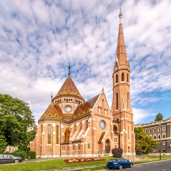 ブダペスト ハンガリー 2021年8月18日 ブダペストの通りにある改革派教会をご覧ください ブダペストはハンガリーの首都です — ストック写真