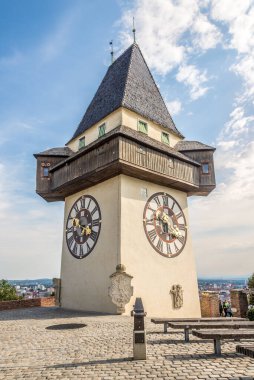GRAZ, AUSTRIA - 13 Eylül 2021 - Graz 'daki Schlossberg Hill' deki Saat Kulesi. Graz Avusturya 'nın Styria eyaletinin başkentidir..
