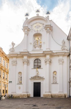 Avusturya 'nın Graz caddelerindeki Kutsal Üçleme Kilisesi' ne bakın.