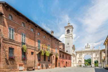 CHERASCO, İtalya - 27 Haziran 2021 - Cherasco sokaklarındaki Arc Belvedere manzarası. Cherasco, İtalya 'da Piedmont eyaletinde yer alan bir komündür..