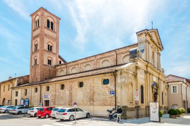 CHERASCO, İtalya - 27 Haziran 2021 - Cherasco sokaklarındaki San Gregorio Kilisesi 'nde manzara. Cherasco, İtalya 'da Piedmont eyaletinde yer alan bir komündür..