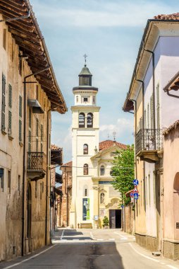 İtalya 'da Cherasco sokaklarındaki Saint Fredo Kilisesi' ne bakın.