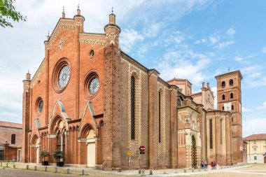 ASTI, ITALY - 27 Haziran 2021 - Asti 'deki Kutsal Bakire Meryem' in Varsayımı Katedrali ve Aziz Gotthard 'a bakın. Asti ili 'nin başkentidir ve Montferrat' ın modern başkenti olarak kabul edilir..