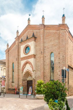 ALBA, ITALY - 27 Haziran 2021 - Alba sokaklarındaki San Domenico Kilisesi manzarası. Alba, İtalya 'da Piedmont eyaletinde yer alan bir şehirdir..