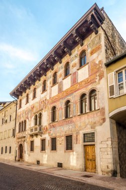 İtalya 'da Trento caddelerindeki Eski Dekorasyon Binası' na bak