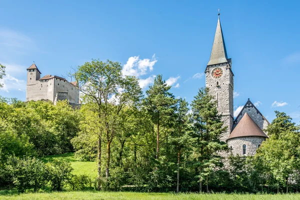 Гутенберг замок і церква Миколи Чудотворця в balzers — стокове фото