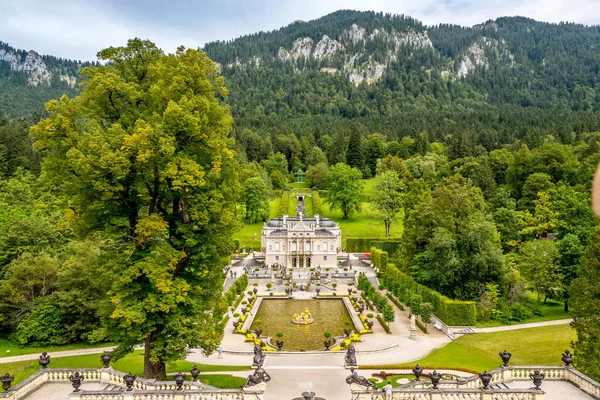 Vista para o castelo de Linderhof — Fotografia de Stock