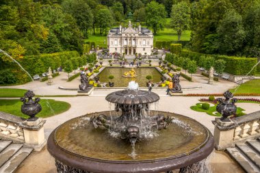 Linderhof Sarayı çeşmeler ile