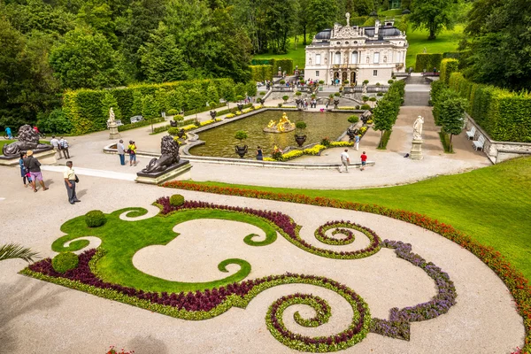 Slot Linderhof paleis met fontein en garten — Stockfoto