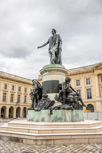 Statyn louis xv på place royale i reims — Stockfoto