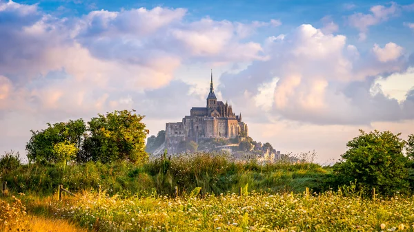 Mont saint-michel w rano zamglenia — Zdjęcie stockowe