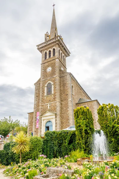 Церква з фонтаном в місті dinard — стокове фото