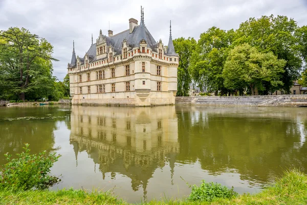 Kasteel azay le rideau met gracht — Stockfoto