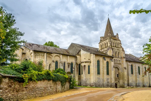 Gamla kyrkan notre dame i cunaultstarý kostel notre dame v cunault — Stock fotografie