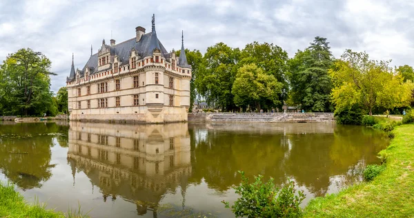 Panoramatický výhled na zámek azay le rideau s příkopem — Stock fotografie