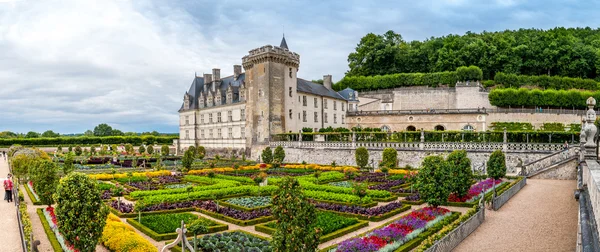 Panorama view at Castle Villandry with colorful garden. — Stock Photo, Image