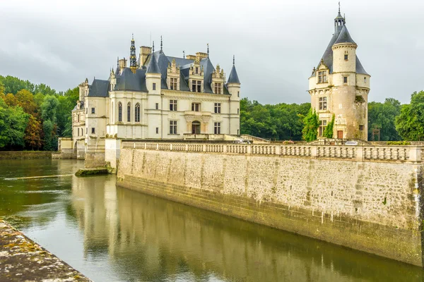 Chateau of Chenonceau with moat — Stock Photo, Image