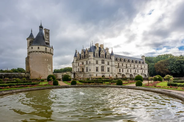 Pohled na západní straně Chenonceau zámek ze zahrady — Stock fotografie