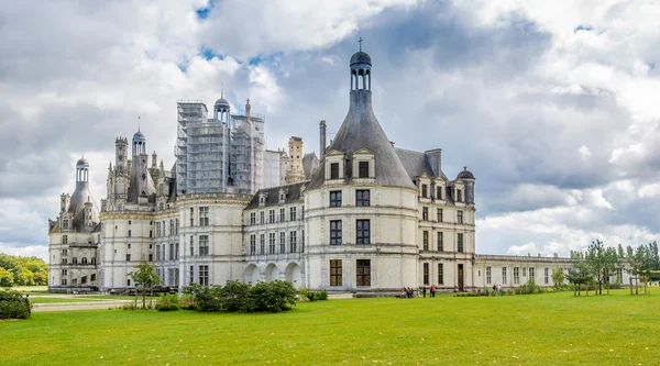 Pohled na Chateau de Chambord ze zahrady — Stock fotografie