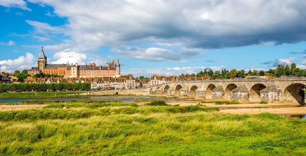 Gien - vista para a ponte Olg com a cidade — Fotografia de Stock