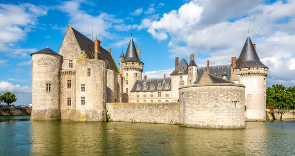 Вид на замок Sully sur Loire через ров — стоковое фото