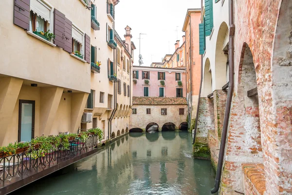 Rzeki kanał z budynków w Treviso — Zdjęcie stockowe