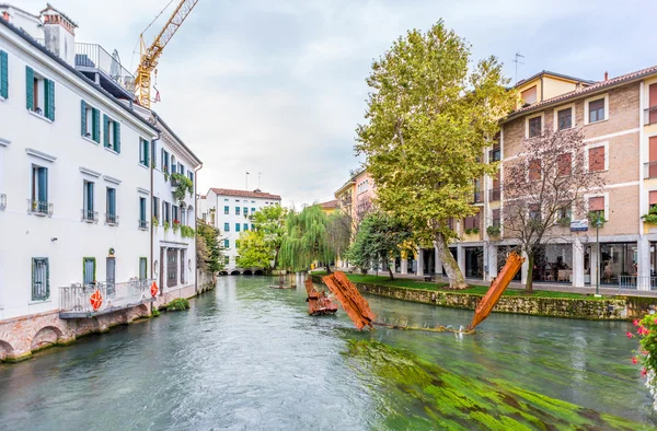 Metalen sculpturen in water kanaal van Treviso — Stockfoto