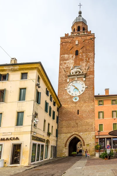 钟塔在 Castelfranco 威尼托 — 图库照片