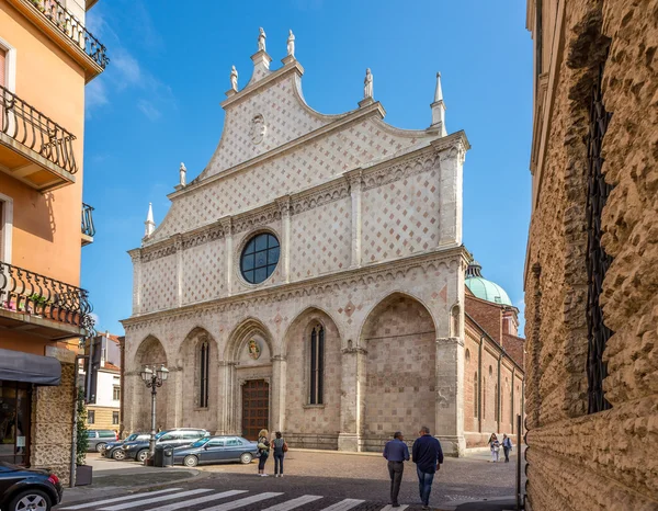 Facade of cathedral Santa Maria Annunziata in Vicenza — Stock Photo, Image