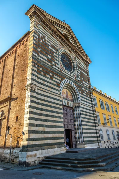 Fasade av San Francesco kirke i Prato – stockfoto