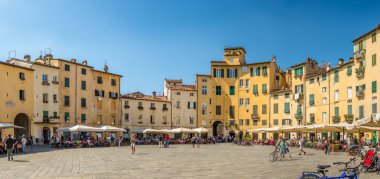 Lucca şehrindeki Anfiteatro sqauare panoramik manzaraya