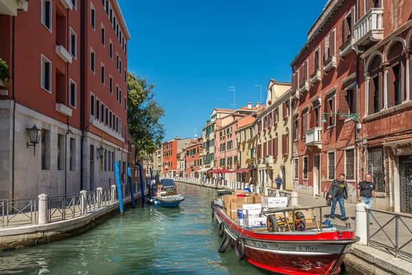 Byggnader och vatten kanal i Venedig — Stockfoto