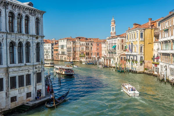 Vista da ponte Rialto no Canal Grande em Veneza — Fotografia de Stock