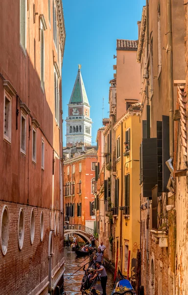 Cruise op een gondel in Venetiaanse grachten — Stockfoto