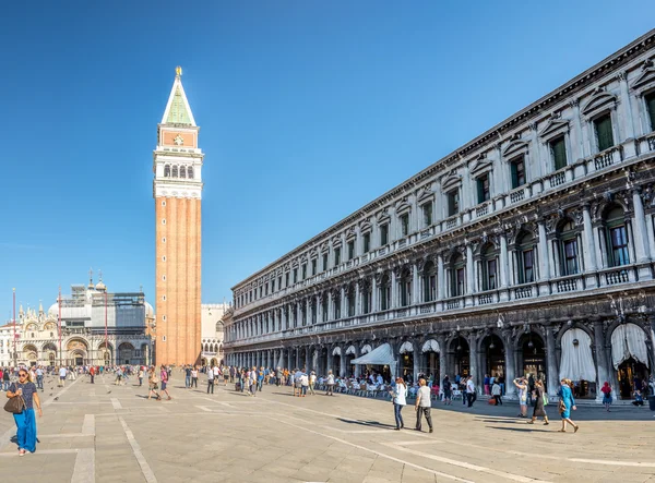 Praça San Marco com torre e edifício Procuratie Nuove em Veneza — Fotografia de Stock