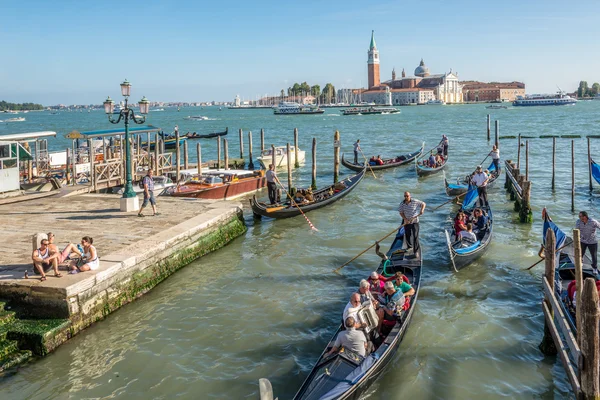 ヴェネツィアの運河をツアーを開始します。 — ストック写真