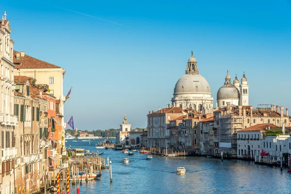 Canal Grande med basilikan Santa Maria della Salute i Venedig — Stockfoto