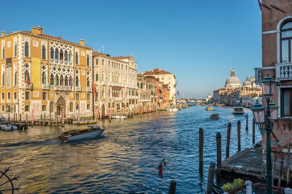 Widok z mostu Ponte dell Accademia w Canal Grande z bazyliki w Wenecji — Zdjęcie stockowe