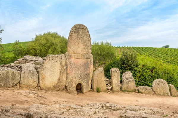 Coddu Vecchiu Tomba dei giganti vicino al nuraghe Prisgiona — Foto Stock