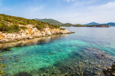 Sardinya Caccia cape yakınında kayalık sahil